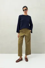 Pantalón recto color verde militar, de algodón, con bolsillos de parche y calce relajado.