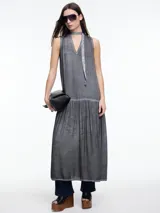 Vestido largo gris de viscosa con efecto gastado, sin mangas, escote halter y tira fina para anudar al cuello tipo choker. Falda con recorte y frunces.