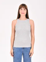 Musculosa gris de algodón con cuello redondo y sisas anchas.