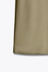 Falda midi color verde oliva de satén con cintura elástica.