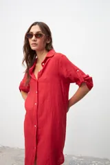 Vestido camisero rojo de lino con cuello clásico, cierre frontal con botones y mangas 3/4 con trabillas.