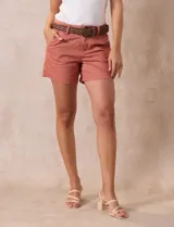 Short de jean azul oscuro con pretina con pasadores, botón y cierre. Delantera con bolsillos. Botón en bolsillos traseros. Incluye cinturón trenzado marrón con hebilla redonda dorada.