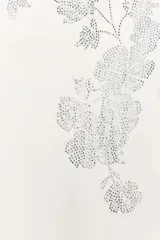 Top blanco de escote recto y hombros descubiertos con detalle de strass combinado a contraste, forro interior y cierre en espalda con cremallera metálica.