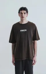 Remera negra con efecto gastado, cuello redondo y estampado frontal con la palabra 'AMOR' en blanco.