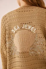 Saco calado color beige con flecos y bordado marino en la espalda con lino, perlas y glitter.