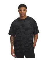 Remera negra de hombre con estampado de camuflaje y logo "Project Rock" en el pecho.