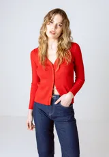 Cardigan rojo de punto con botones y escote en V.