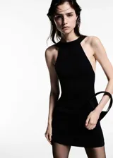 Vestido corto negro de tejido de punto fino con cuello halter y diseño entallado sin mangas.