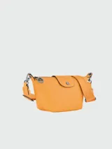 Bandolera Longchamp modelo Le Pliage Xtra XS, color amarillo mostaza, confeccionada en cuero.