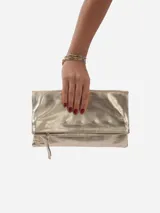 Sobre de fiesta dorado con cierre y broche frontal.