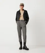 Pantalón de corte carrot con cintura alta, trabillas, pliegues y estampado de cuadros.