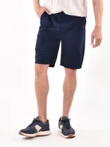 Bermuda de gabardina azul marino con cintura elástica y bolsillos laterales.
