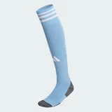 Medias deportivas largas de fútbol Adidas, color celeste, con tres franjas blancas en la parte superior y logo Adidas en blanco en la pantorrilla. La puntera y el talón son de tejido gris oscuro jaspeado.