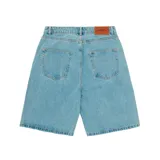 Short de jean celeste con estampado blanco en el frente.