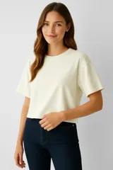 Remera color crema de algodón, manga 3/4, corte holgado y cuello redondo.