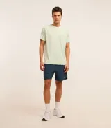 Remera deportiva verde agua para hombre, de corte regular, con cuello redondo y mangas cortas. Presenta tecnología Dry y estampa lettering reflectiva en el pecho.