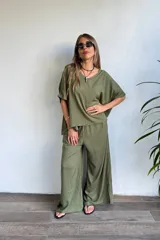 Pantalón tipo palazzo confeccionado en lino color verde militar, con silueta holgada y pierna ancha de caída fluida.