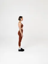 Calza capri deportiva negra, tiro alto y corte ajustado.