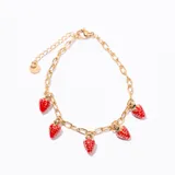 Pulsera de eslabones gruesos dorados con cinco dijes colgantes de fresas esmaltadas en rojo con detalles dorados. Incluye cadena de ajuste y cierre de mosquetón.
