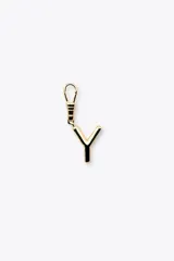 Dije dorado en forma de la letra A, con mosquetón para colgar en carteras o pulseras.