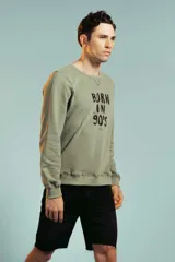 Sweatshirt color marrón claro con cuello redondo y puños ajustados.