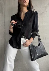 Camisa negra de manga larga con detalles de broderie y cuello mao.