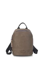 Mochila marrón de símil cuero con cierre principal y bolsillo interno con cierre. Tiene asa de mano, correas regulables y bolsillo oculto en la espalda.