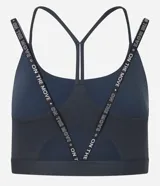 Top deportivo gris oscuro con breteles finos con lettering y estampa frontal con la palabra "Sporty".