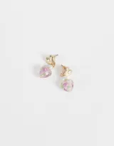 Par de aros colgantes cortos con pasante de corazón dorado, perla blanca y dije de vidrio transparente con diseño floral rosado y verde estilo vintage.