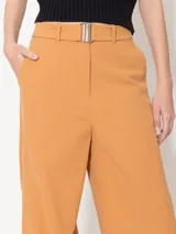 Pantalón de poplin 4way color azul marino, de corte wide leg, con lazo y elástico en la cintura, hebillas de enganche personalizados, presillas en la cintura, cierre a tono, gancho pantalonero, botón interno teñido a tono de tela, aberturas laterales inferiores, bolsillos laterales y bolsillos ojales en espalda.
