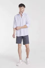 Camisa celeste de lino de corte slim fit, con cuello clásico y mangas largas.