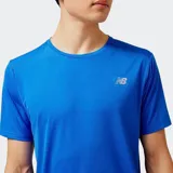 Remera de running New Balance Accelerate de manga corta, color azul con logo blanco en el pecho. Confeccionada en poliéster ligero con tecnología NB DRYx para controlar la humedad.