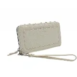 Billetera de cuero sintético color beige, con cierre perimetral y correa de muñeca desmontable. Presenta un bolsillo externo con cierre y logo de la marca grabado.