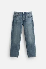 Pantalón de jean azul de corte recto, con cinco bolsillos, efecto lavado y cierre frontal con botones.