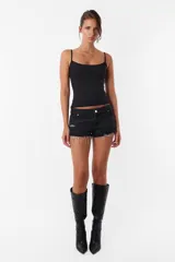 Short de jean negro con efecto gastado, tiro medio y corte ajustado.