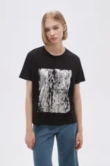Remera gris con estampado de cebra y texto enmarcado.