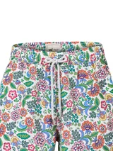 Short de baño celeste con estampado de caballitos de mar rosados. Tiene cintura elástica con cordón ajustable, bolsillos laterales y traseros.