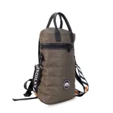 Matera estilo mochila color verde militar, confeccionada en nylon acolchado con detalles en símil cuero negro. Cuenta con tapa con cierre metálico, bolsillo interno, asas de mano y correa extensible para llevar al hombro o cruzada.