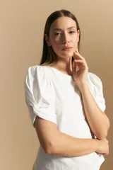 Remera negra de manga corta con mangas abullonadas y cuello redondo.