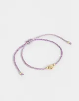 Pulsera de cordón ajustable color lila con dije de corazón dorado.