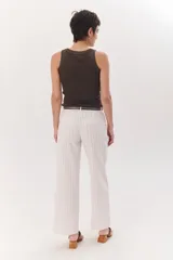 Pantalón de lino a rayas verticales azules y beige, de corte recto y relajado.