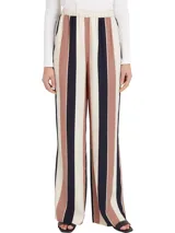 Pantalón de viscosa con estampado de rayas verticales en azul marino, rojo y blanco. Tiene cintura elástica y corte amplio.