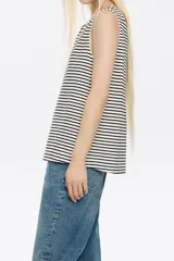 Musculosa blanca de punto roma con escote cuadrado, manga sisa y logo Chimo.