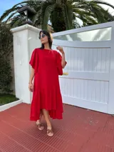 Vestido rojo de lino, corte holgado, largo midi, con mangas cortas abullonadas y volado en el ruedo.