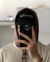 Gorra negra con logo Rona Studio bordado en el frente, ajuste trasero regulable y estructura firme.