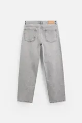 Pantalón de jean gris de corte recto, con cinco bolsillos, efecto lavado y cierre frontal con botones.