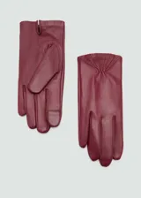 Par de guantes de cuero color borgoña, con detalle fruncido en la muñeca y abertura en el dedo índice para usar pantallas táctiles.