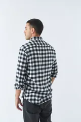 Camisa de viyela roja y azul marino a cuadros, corte slim, con logo bordado, bolsillos con botón y manga larga.