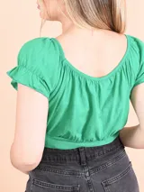 Crop top color verde con escote redondo, mangas cortas abullonadas y fruncido en el busto.