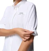 Camisa blanca de manga larga con protección solar UPF 40 y tecnología Omni-Wick. Cuenta con aberturas de ventilación y tratamiento antimicrobiano.